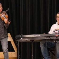 violinist getting on stage
